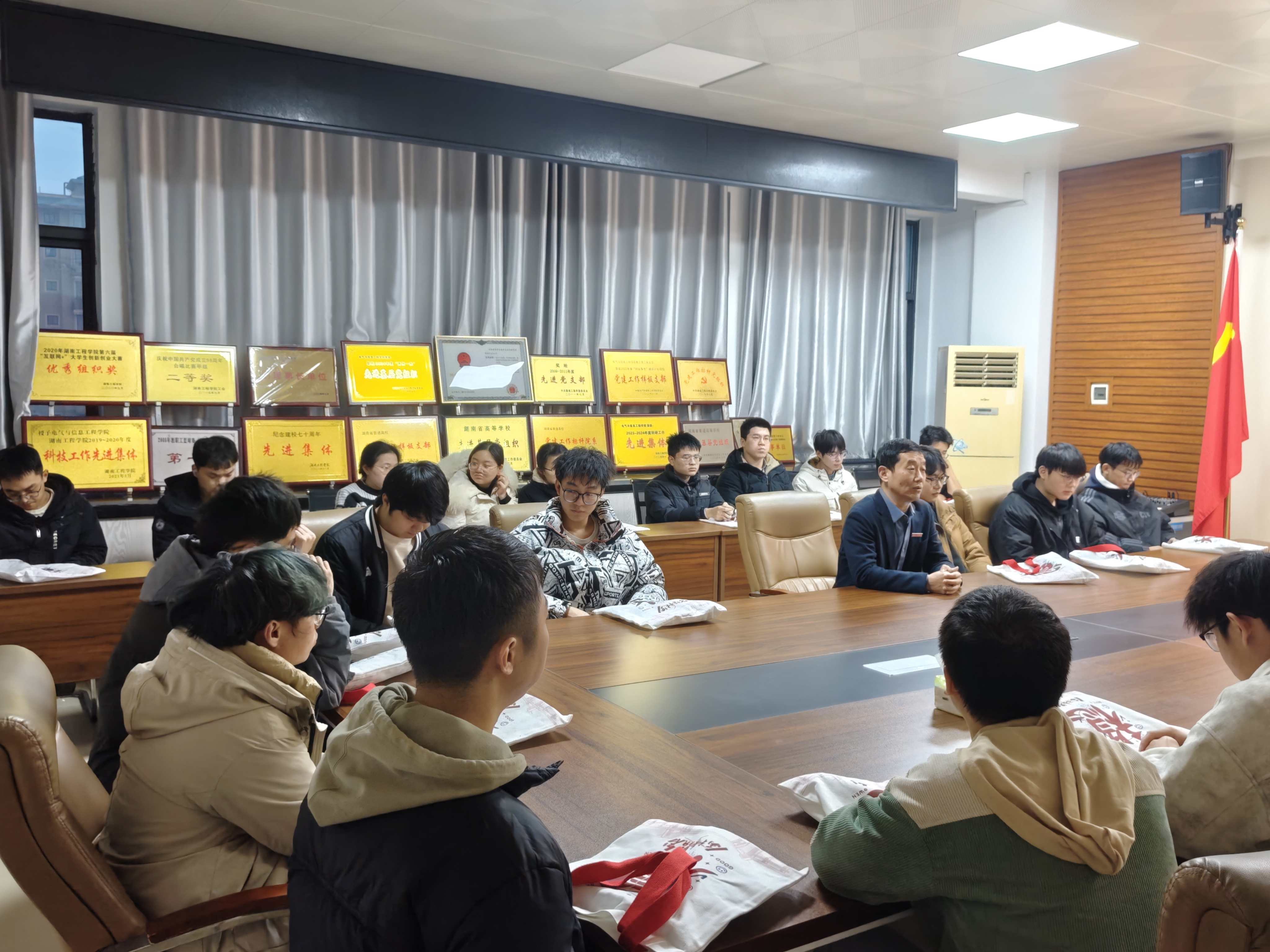 研路护航 不负期许——学院举办助力考研学子冲刺仪式